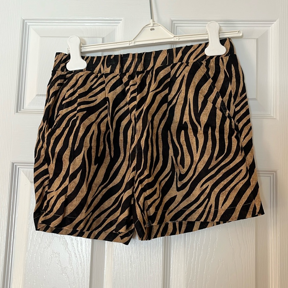 Elie. Elie Tahari animal print shorts size small. 100% linen.